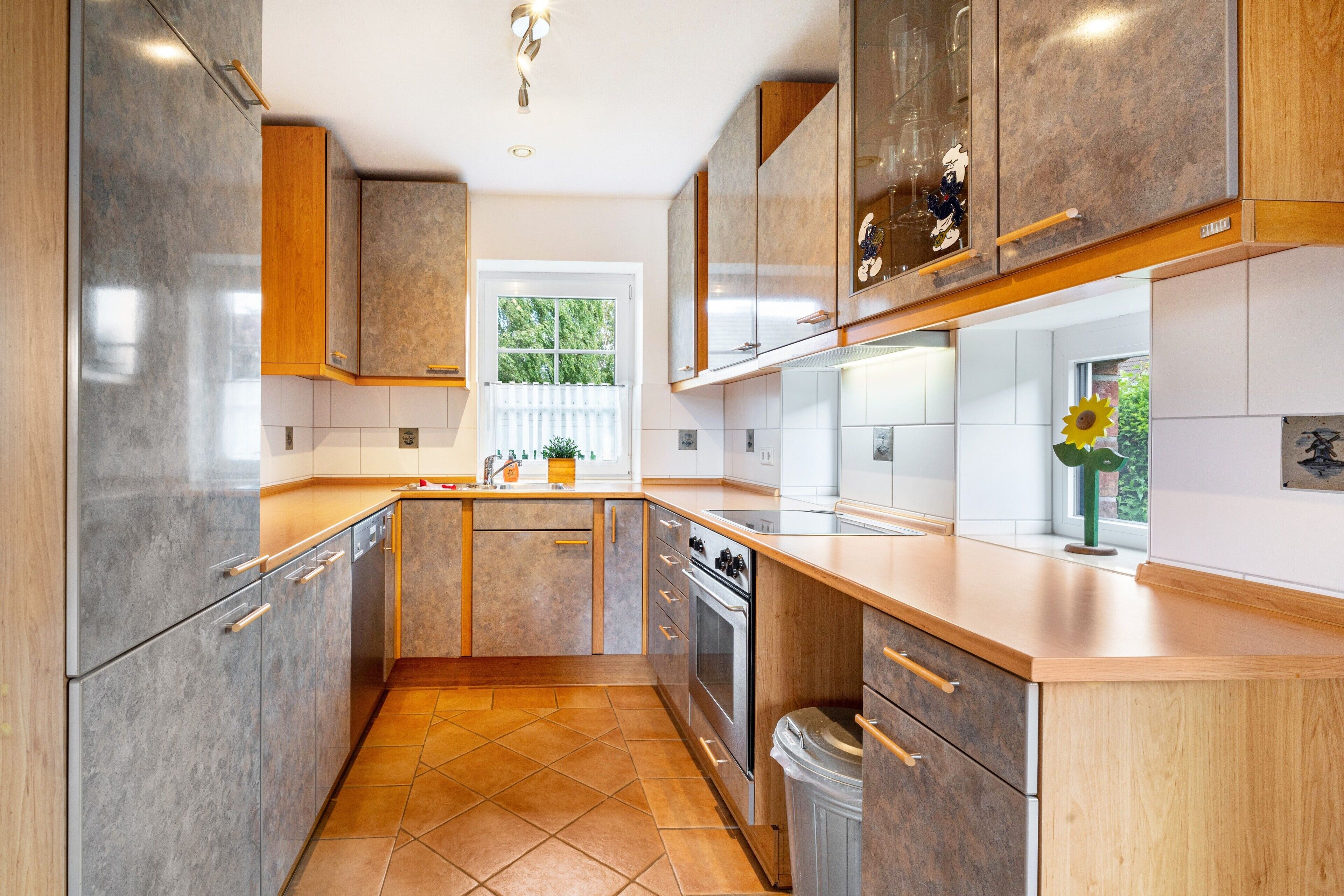 Coffee/tea maker, fridge, oven, stovetop