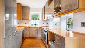 Coffee/tea maker, fridge, oven, stovetop
