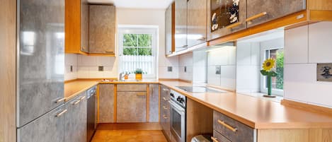 Coffee/tea maker, fridge, oven, stovetop