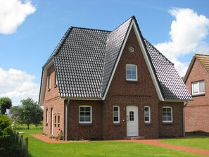 Exterior - Süderhus Holiday Home on Nordstrand – Frisian House with Garden, Terrace, Wallbox & Wi-Fi (Nordstrand)