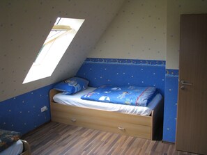 2 bedrooms, WiFi, bed sheets - Süderhus Holiday Home on Nordstrand – Frisian House with Garden, Terrace, Wallbox & Wi-Fi (Nordstrand)