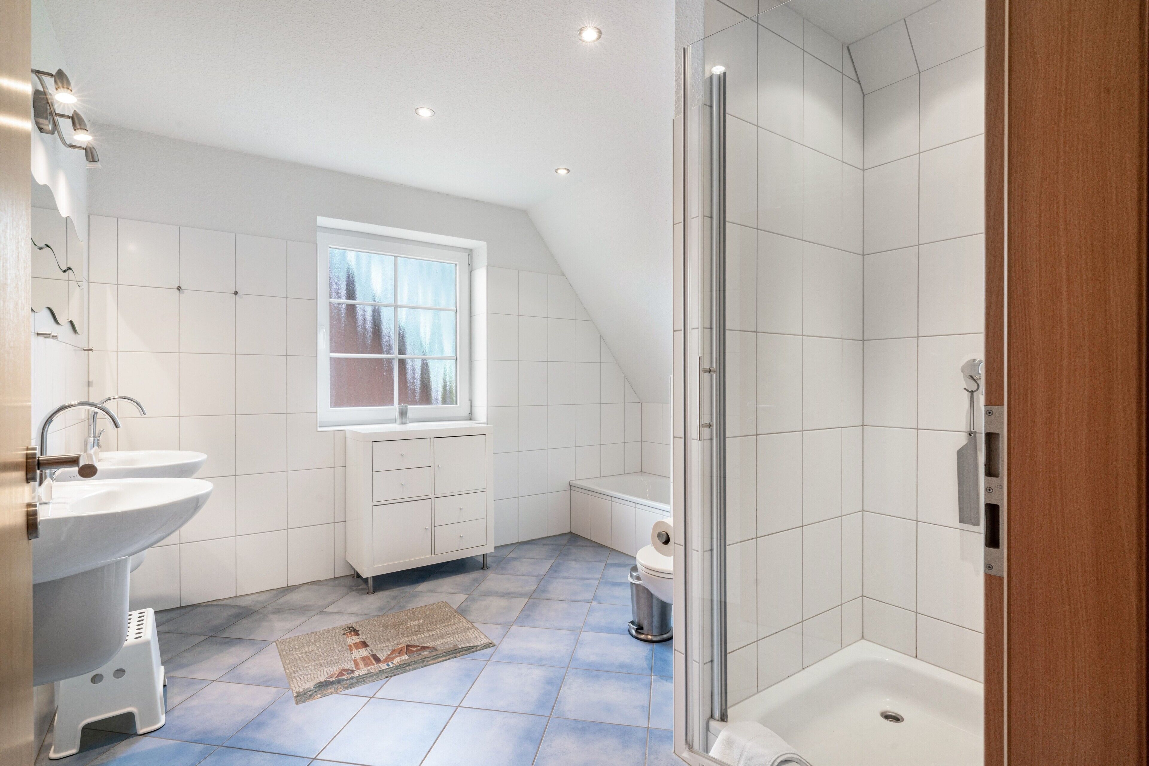 Dusche, kostenlose Toilettenartikel, Haartrockner, Handtücher