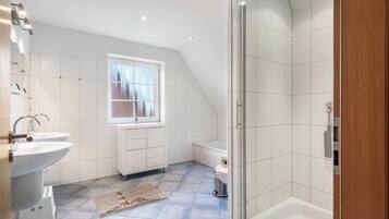 Dusche, kostenlose Toilettenartikel, Haartrockner, Handtücher