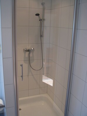 Shower, free toiletries, hair dryer, towels - Süderhus Holiday Home on Nordstrand – Frisian House with Garden, Terrace, Wallbox & Wi-Fi (Nordstrand)