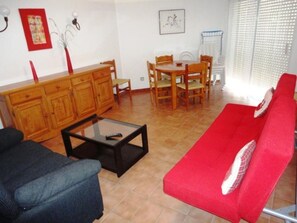 TV - Seafront Apartment with Balcony, Pool, Parking, and WiFi in Torredembarra (Torredembarra)
