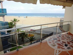Property grounds - Seafront Apartment with Balcony, Pool, Parking, and WiFi in Torredembarra (Torredembarra)