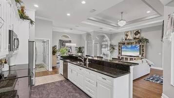 House, 3 Bedrooms | Private kitchen | Fridge, oven, coffee/tea maker, toaster