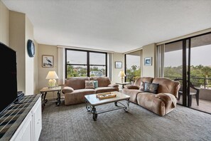 Condo, 2 quartos | Área de estar | Smart TV
