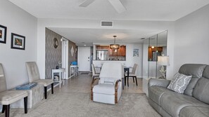 Condo, 2 quartos | Área de estar | Smart TV
