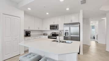 Condo, 3 quartos | Cozinha privada | Geladeira, fogão, cafeteira/chaleira, torradeira