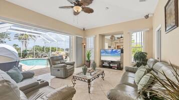 House, 4 Bedrooms | Living area | Smart TV