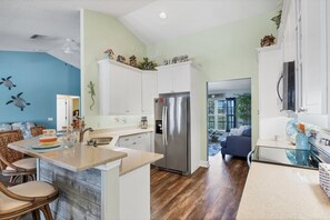 Casa, 3 habitaciones | Cocina privada | Refrigerador, horno, cafetera y tetera y tostadora 