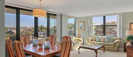 Condo, 2 quartos | Área de estar | Smart TV