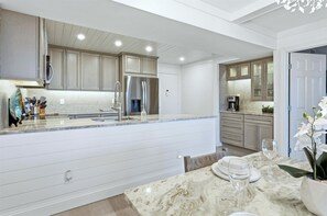 Private kitchen - Anchorage Resort 3rd Floor Two Bedroom Condo with Beach Access 2 Condo (Siesta Key)