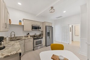 Refrigerador, horno, cafetera/tetera, tostadora