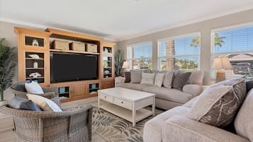 Casa, 3 habitaciones | Área de sala de estar | Smart TV