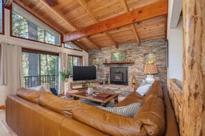 Smart TV, fireplace - Aarovan- Pet Friendly, game room (Arnold)