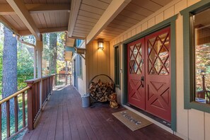 Exterior detail - Aarovan- Pet Friendly, game room (Arnold)
