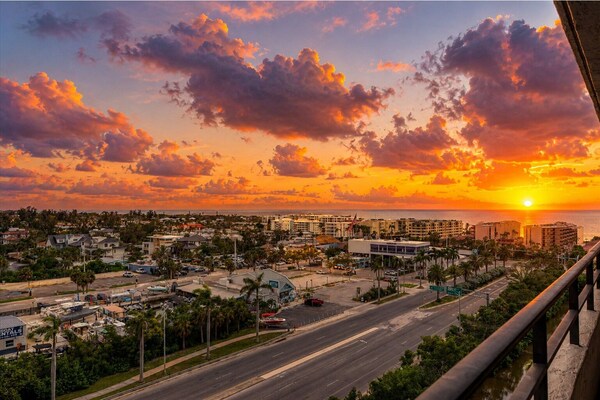 Anchorage Resort Top Floor 2 Bedroom Condo With Gulf Views 2 Condo - Sarasota, FL