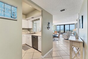Apartment, 2 Schlafzimmer | Eigene Küche | Wasserkocher mit Kaffee-/Teezubehör, Kühlschrank, Ofen, Toaster
