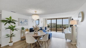 Living area - Anchorage Resort Siesta Key 2 Bedroom 6th Floor Condo Beach Access 2 Condo (Siesta Key)