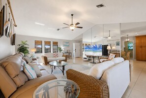 Living area - Punta Gorda Isles Private Pool/spa Home On Canal/ Bikes 3 Bedroom Home (Punta Gorda)