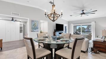 Kondominium, 2 kamar tidur | Tempat makan