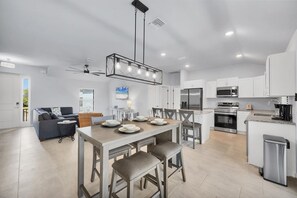 Casa, 4 habitaciones | Cocina privada | Frigorífico, horno, cafetera o tetera y tostadora