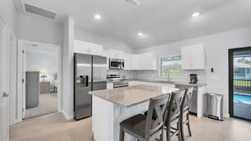 House, 4 Bedrooms | Private kitchen | Fridge, oven, coffee/tea maker, toaster