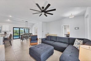 Casa, 4 habitaciones | Zona de estar | Una Smart TV