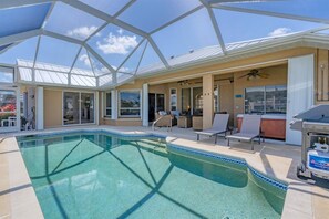 A pool area with a glass ceiling, lounge chairs, and a ceiling fan. - Punta Gorda Isles 3 Bedroom Pool+Hot Tub Home 2 Home (Punta Gorda)
