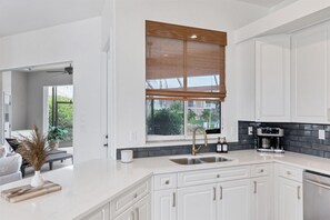 House, 3 Bedrooms | Private kitchen | Fridge, oven, coffee/tea maker, toaster