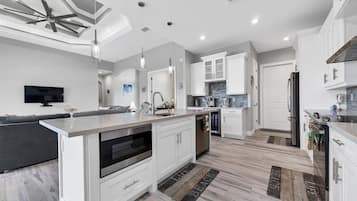 Hus, 3 soverom | Eget kjøkken | Kjøleskap, ovn, kokeplater og kaffetrakter/tekoker