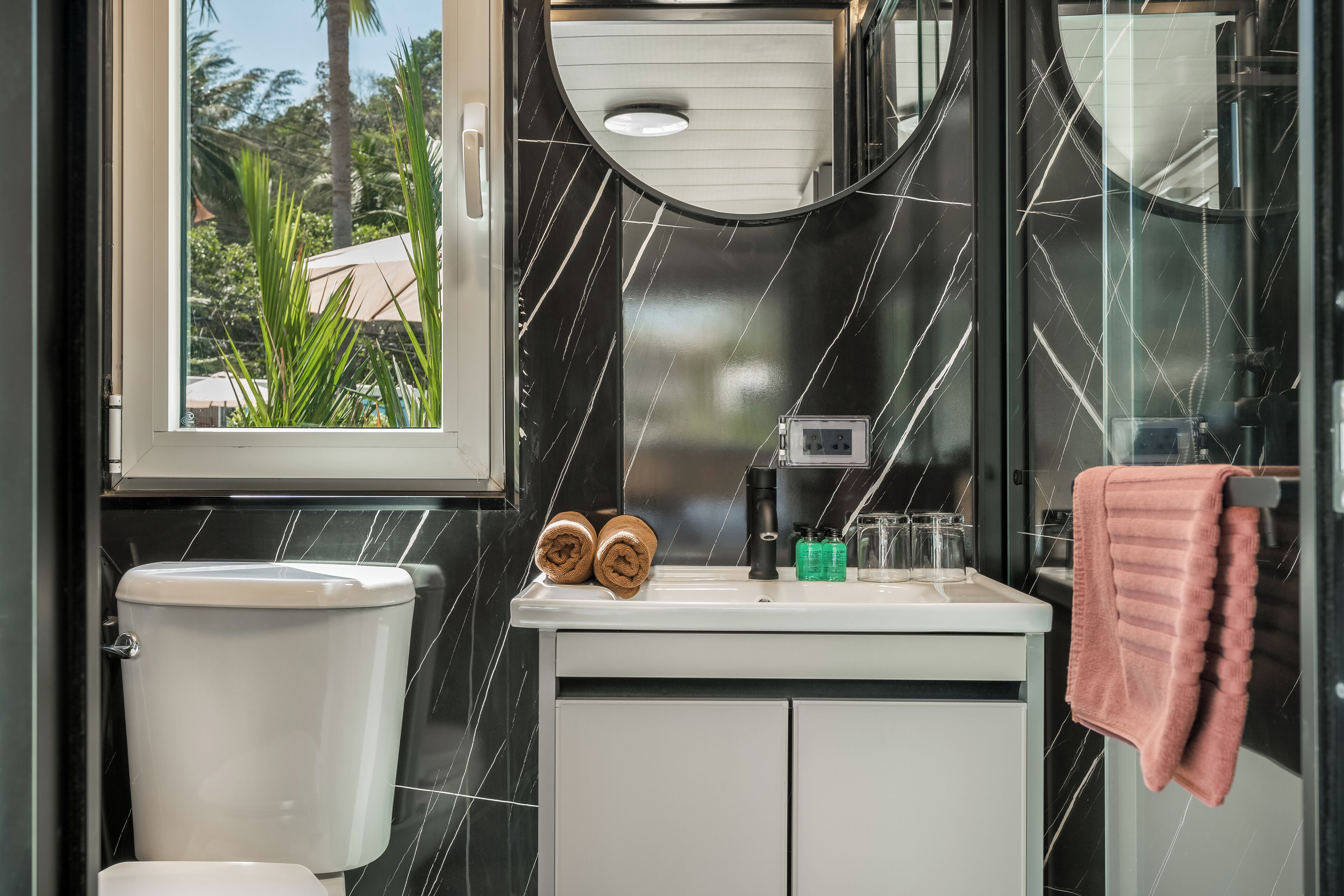 Dusche, Bidet, Handtücher, Toilettenpapier