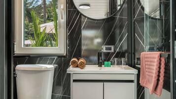 Dusche, Bidet, Handtücher, Toilettenpapier