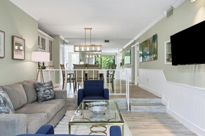 Apartamento, 2 habitaciones | Zona de estar | Una Smart TV