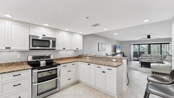 Condo, 3 Bedrooms | Private kitchen | Fridge, oven, coffee/tea maker, toaster