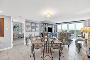 Living area - Anchorage Resort 8th Floor Condo In Siesta Key With Private Beach Access, Pool, Boat Dock! 2 Bedroom Condo (Siesta Key)