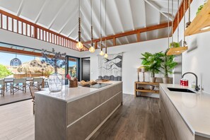 Fridge, oven, stovetop, dishwasher