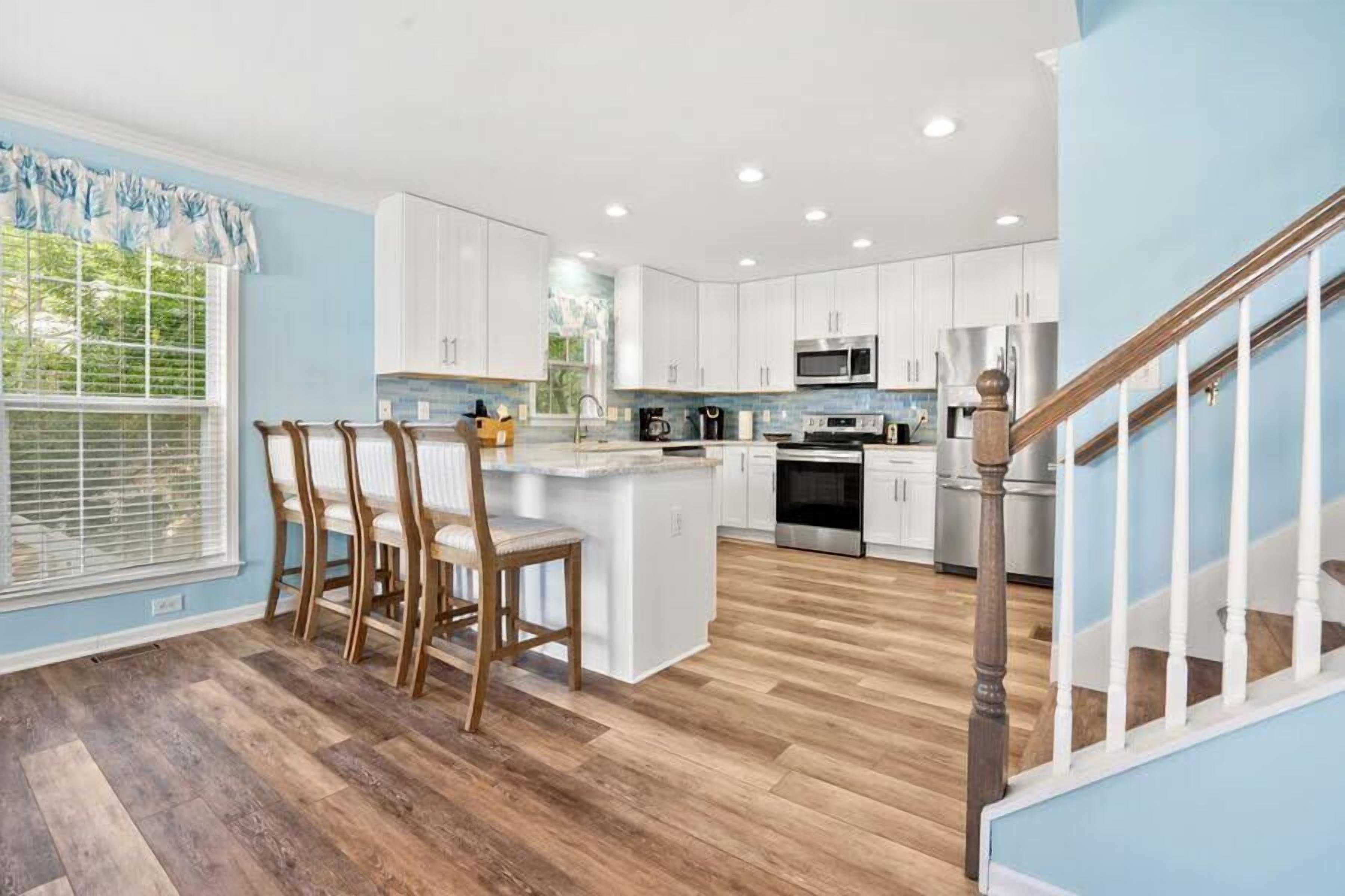 Kjøleskap, mikrobølgeovn, ovn og kokeplater