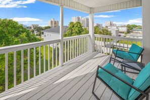 Property grounds - Serendipity by the Sea, Bright & Spacious NMB Family Beach House w  Private Pool! (North Myrtle Beach)