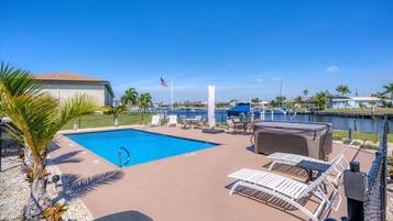 Kondominium, 2 kamar tidur | Kolam renang