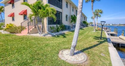 Punta Gorda 2-Bedroom Canalfront Condo with Dock and Pool 2 Condo