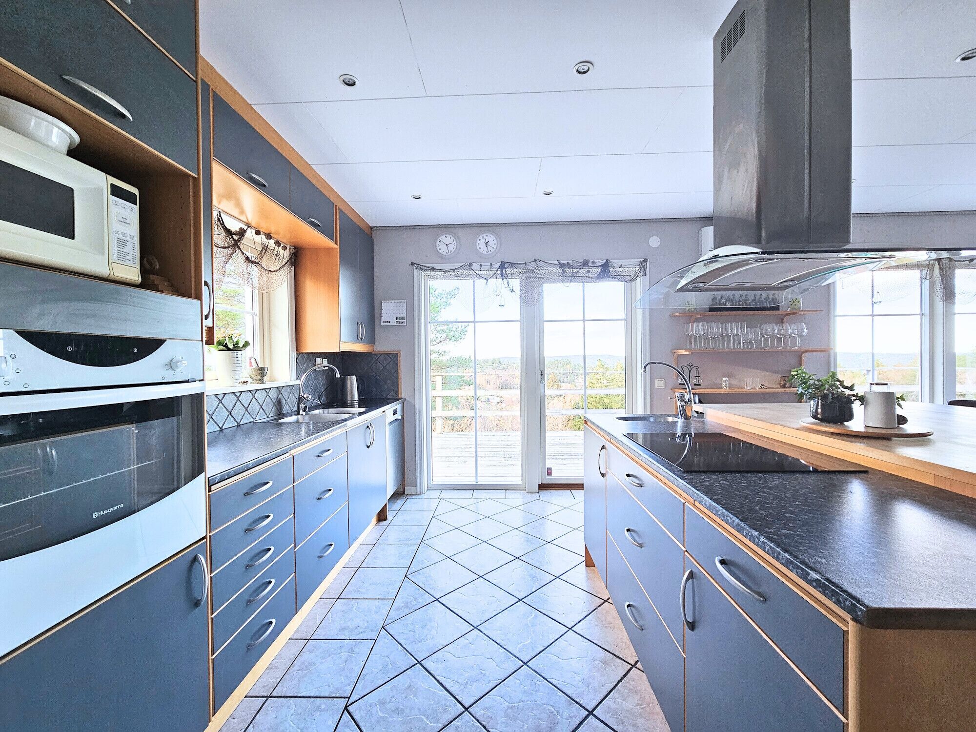 Kjøleskap, mikrobølgeovn, ovn og kokeplater