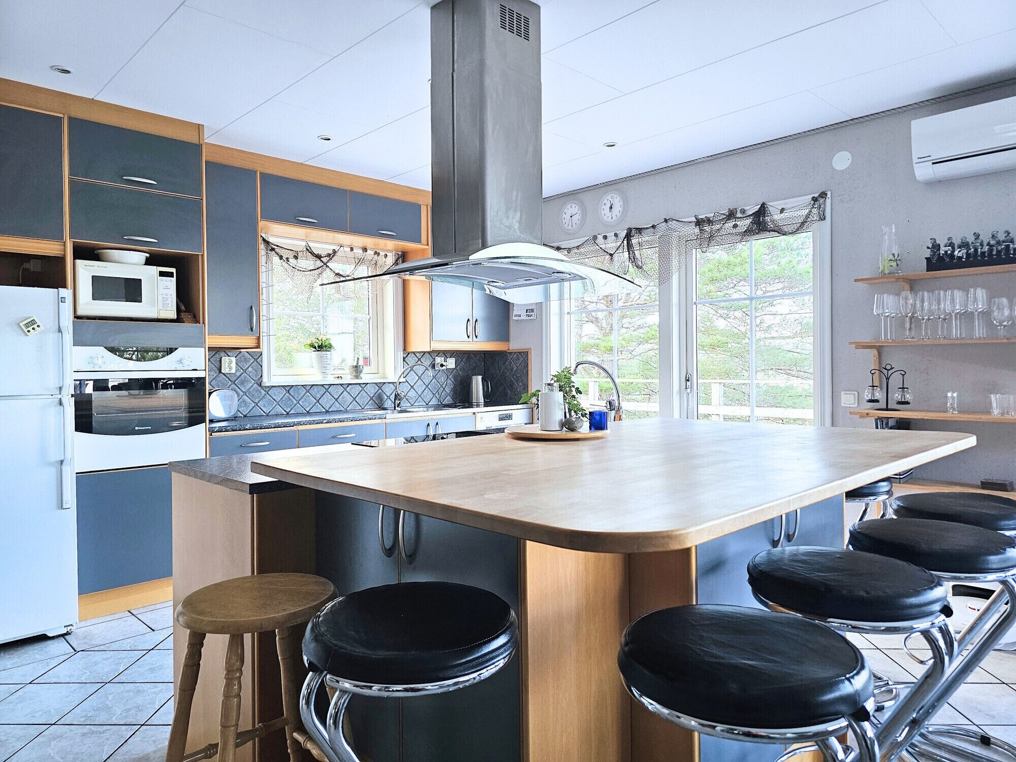 Jääkaappi, mikroaaltouuni, uuni, liesi