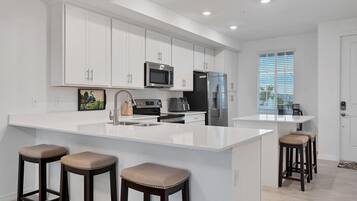 Condo, 2 phòng ngủ | Bếp riêng | Tủ lạnh, lò nướng, dụng cụ pha cà phê/trà, lò nướng bánh mì