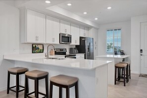 Condo, 2 phòng ngủ | Bếp riêng | Tủ lạnh, lò nướng, dụng cụ pha cà phê/trà, lò nướng bánh mì 