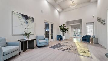 Condo, 2 phòng ngủ | Nội thất