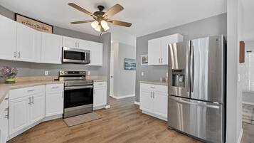 House, 2 Bedrooms | Private kitchen