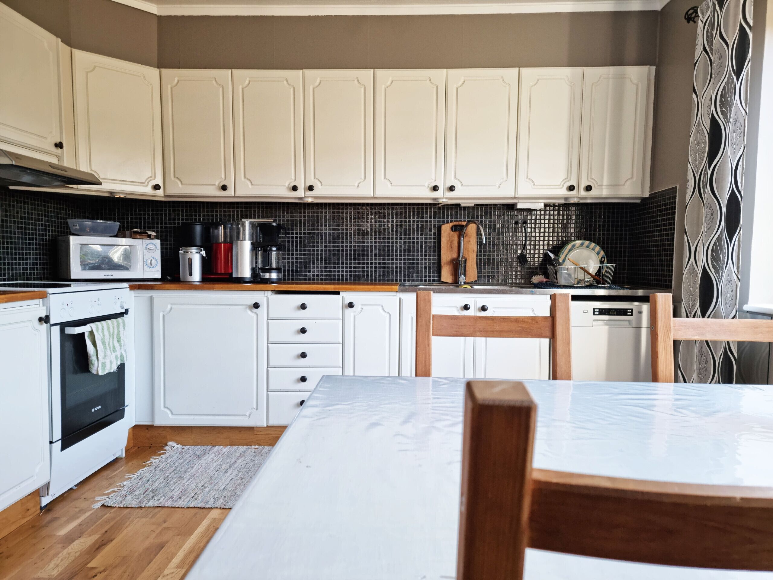 Frigorifero, microonde, forno, piano cottura